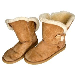 UGG One Button Bailey Short Shearling Boots Size 9
